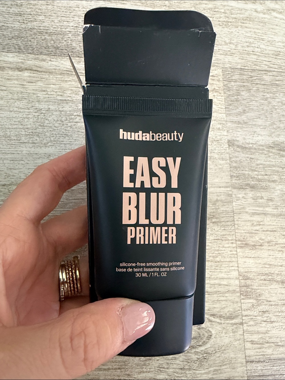 HUDA BEAUTY Easy Blur Primer